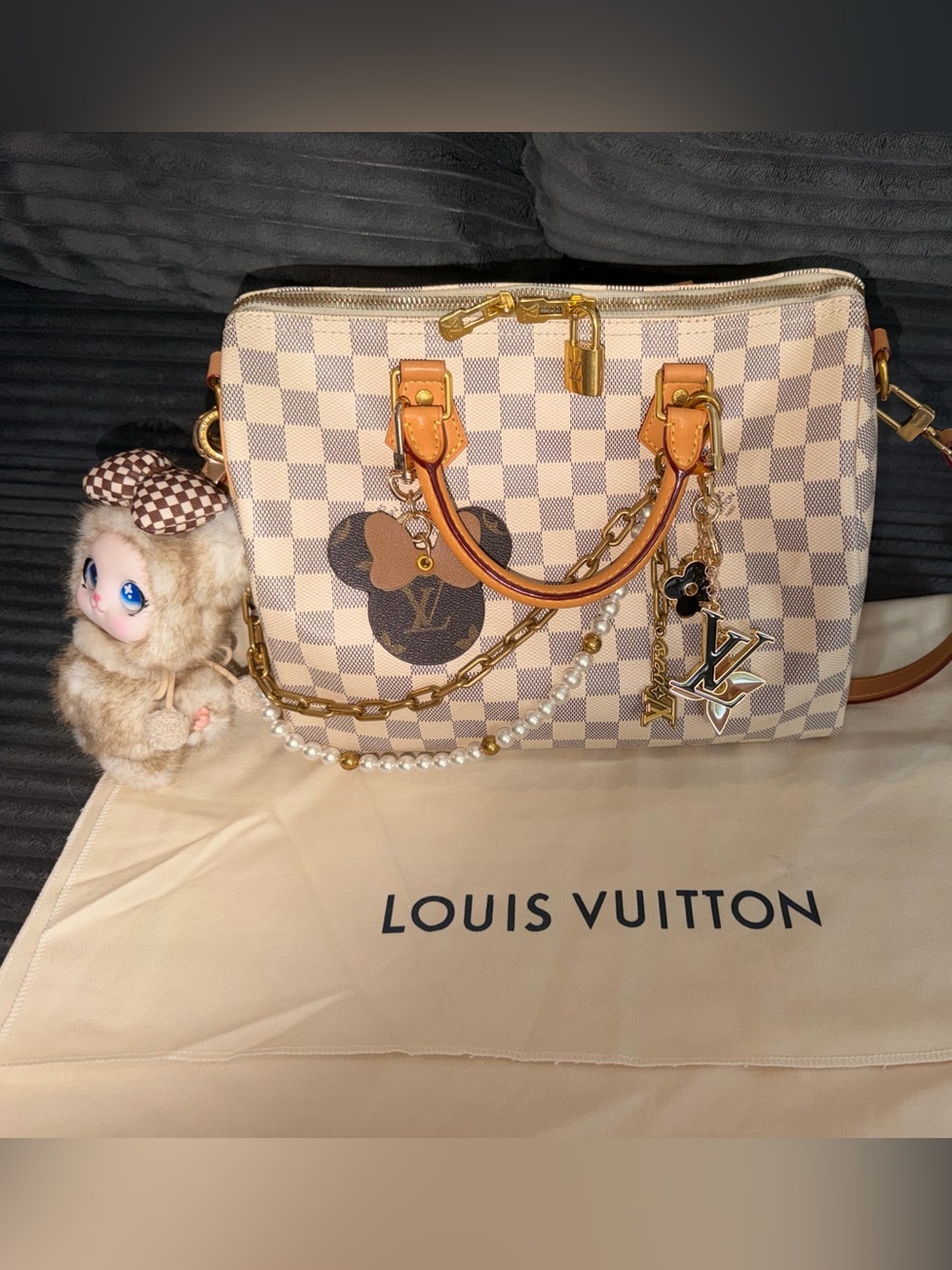 LOUIS VUITTON
Damier Azur Speedy Bandouliere
30
